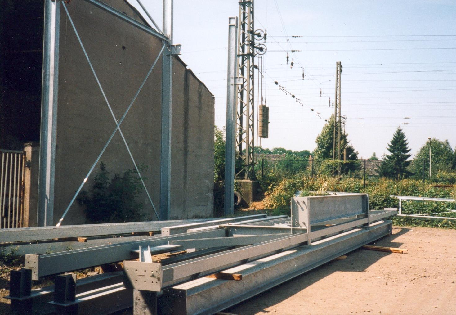Kran und Stahlkonstruktion beim Hallenbau von Franz Huisgen im Jahr 1998