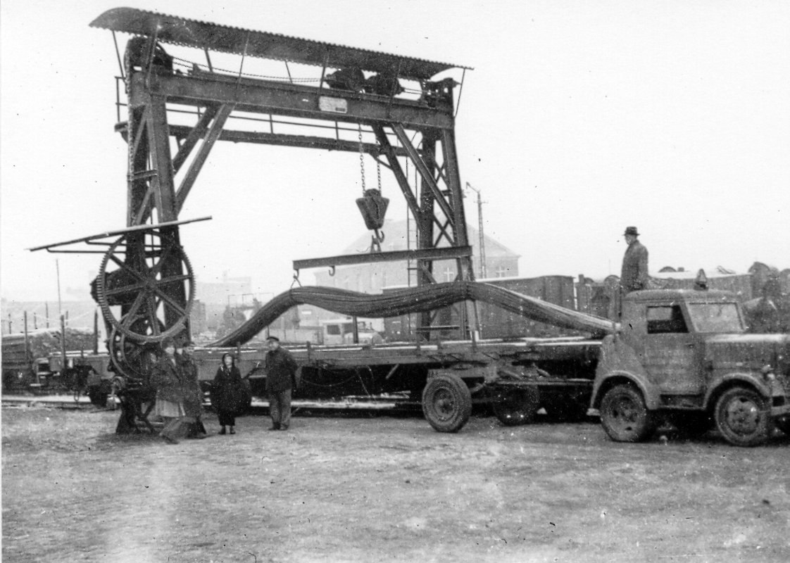LKW von Franz Huisgen bei der Beladung von Langmaterial im Rheinhafen um 1950