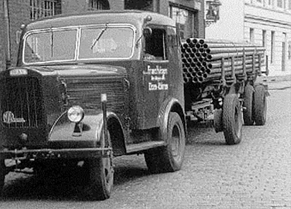 Historischer LKW vor dem Firmengebäude