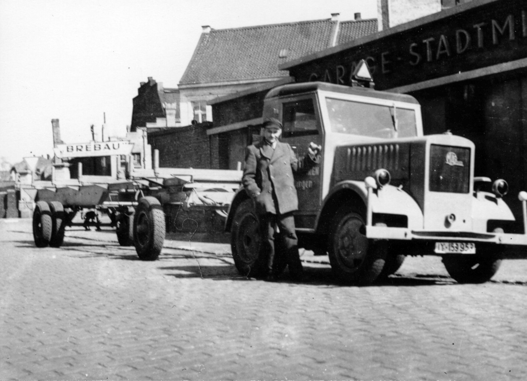 Historischer LKW von Franz Huisgen vor einem Gebäude an der Viktoriastraße
